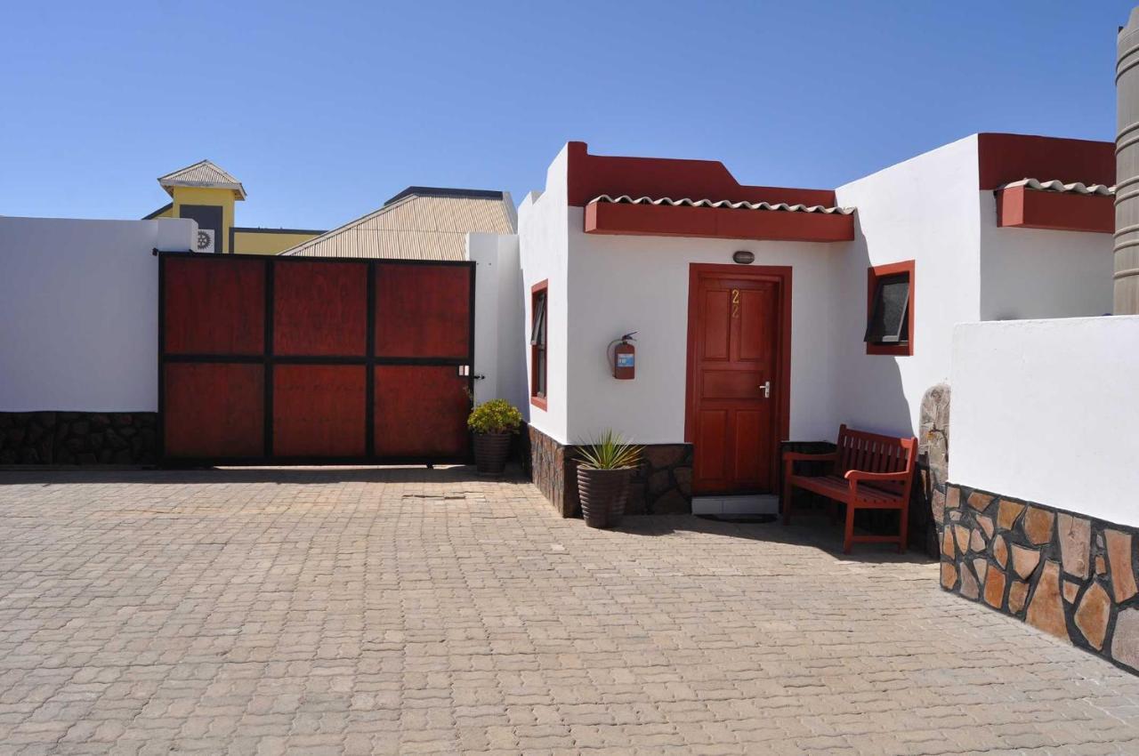 Timo's guesthouse accommodation Lüderitz Extérieur photo